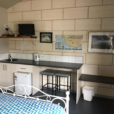 Port Campbell Guesthouse & Flash Packers Exterior photo
